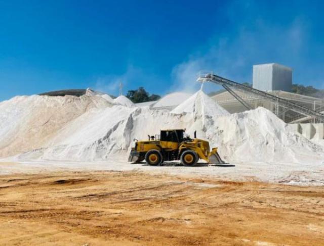 Estoque Estratégico: Como Planejar a Compra de Calcário e Brita para Obras e Lavouras em 2026